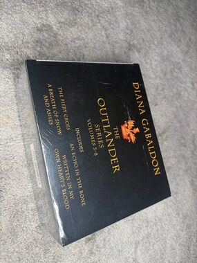 Diana Gabaldon The Outlander Series Box Set - Black with Gold Text